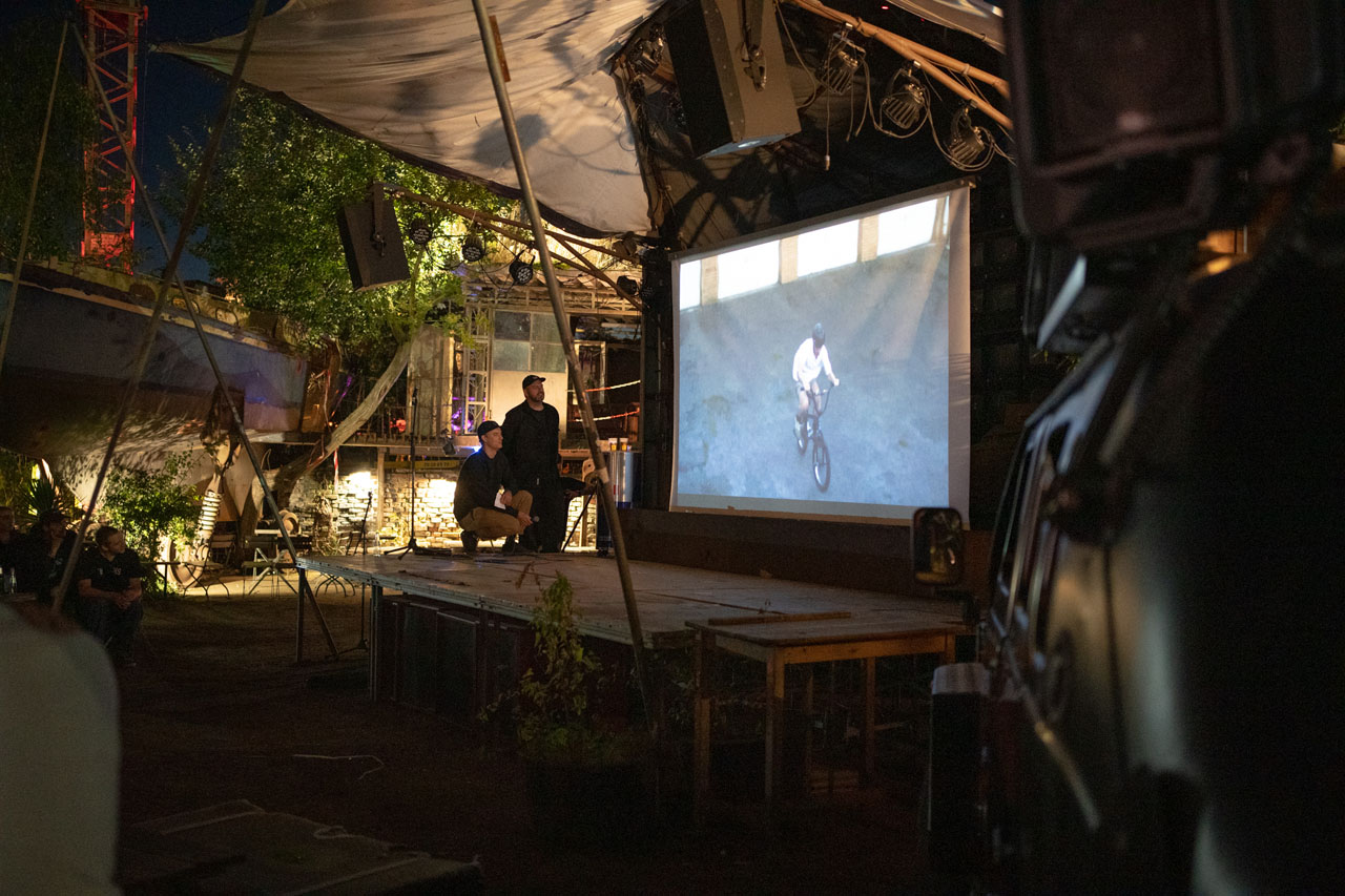 Das Team vom Odonien war nicht nur äußerst gastfreundlich, sondern stellte uns auch den bis dato größten Screen für unser Freestyle Film Festival zur Verfügung