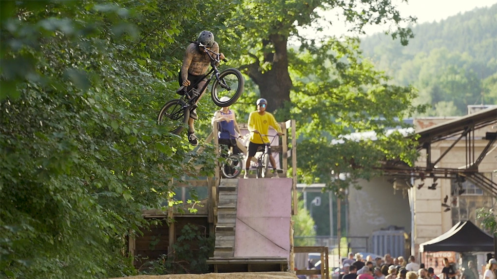 Zu Ehren von Daniel Richter (RIP) fand am 14.08.2021 ein BMX-Jam im The Last Hole Skatepark Hohenfichte statt. Hier entlang für das Video!