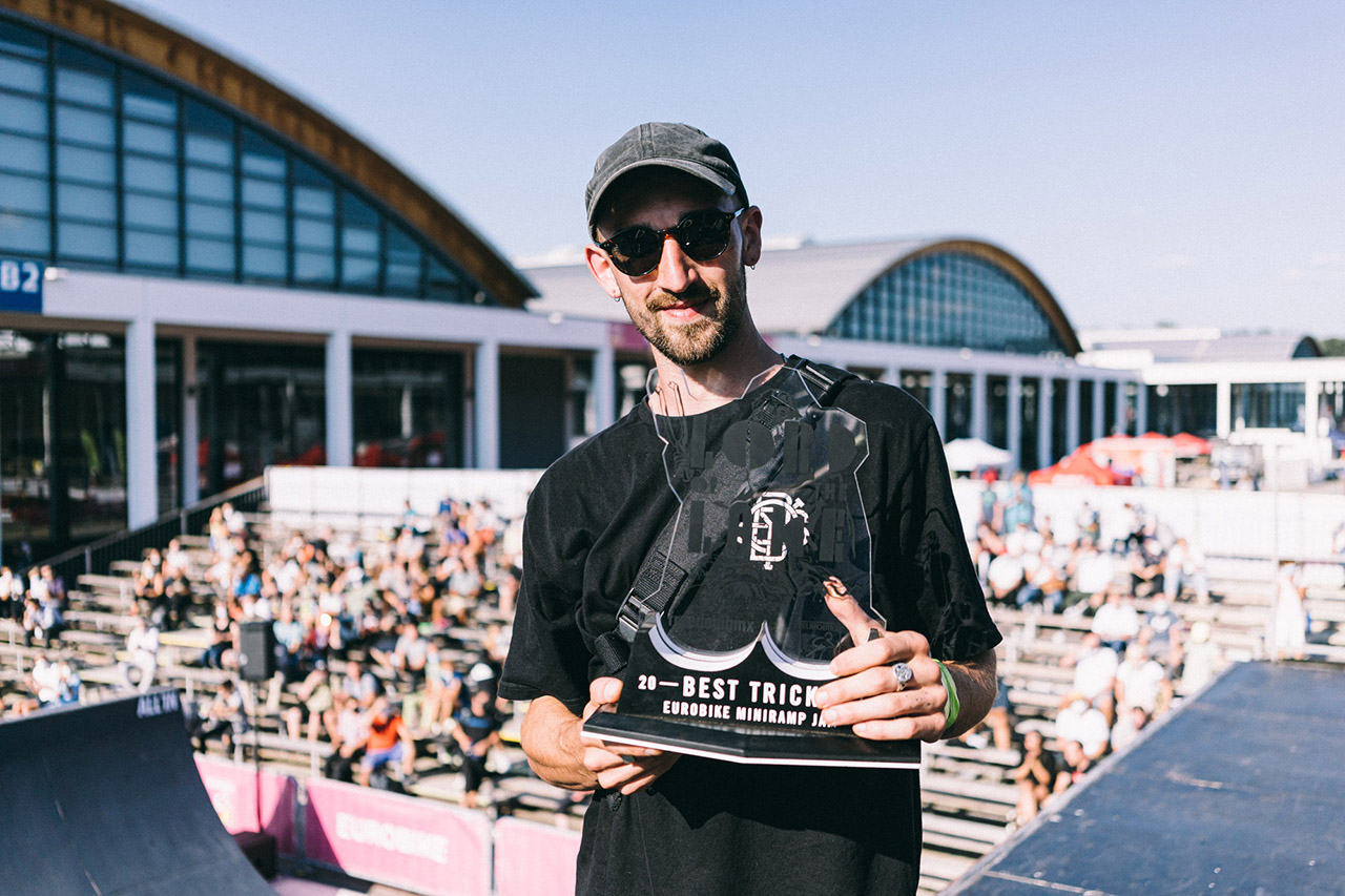 Am Sonntag wurde zum Abschluss der Messe Jan Mihaly zum Lord of the Lake gekürt. Was für einen Trick er rausgehauen hat, um diesen Titel zu ergattern, erfahrt ihr in Kürze in unserem Video. Danke Eurobike für ein mega gutes Wochenende am Bodensee. Wir sehen uns im kommenden Jahr in Frankfurt!