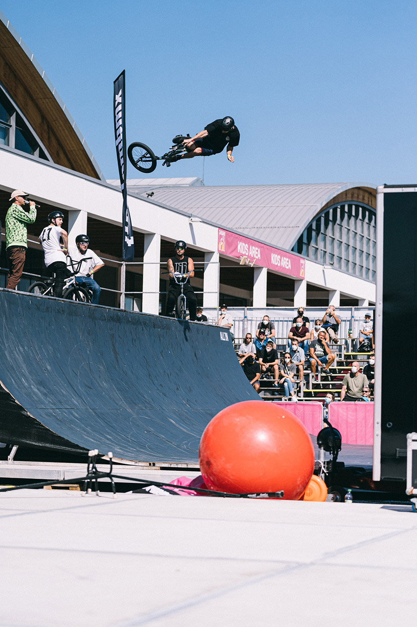 Jan Mihaly ist den meisten von euch wahrscheinlich als mega kreativer Streetfahrer ein Begriff. Tatsächlich findet er sich aber auf jedem Terrain zurecht und abstylen kann er auch mehr als ordentlich