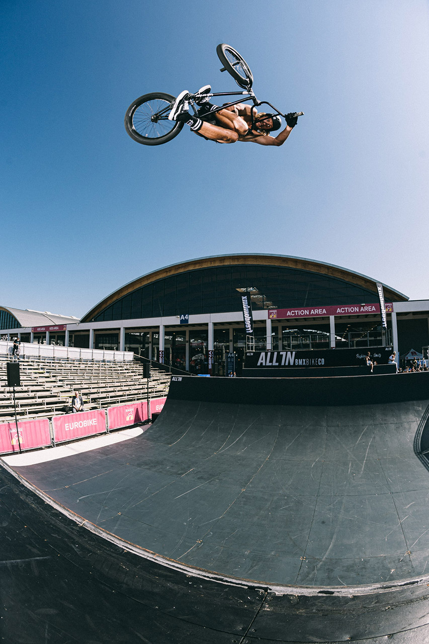 BÄM! Laut Paul Tölen gibt es auf der All-In-Minirampe kein Limit wie hoch man springen kann