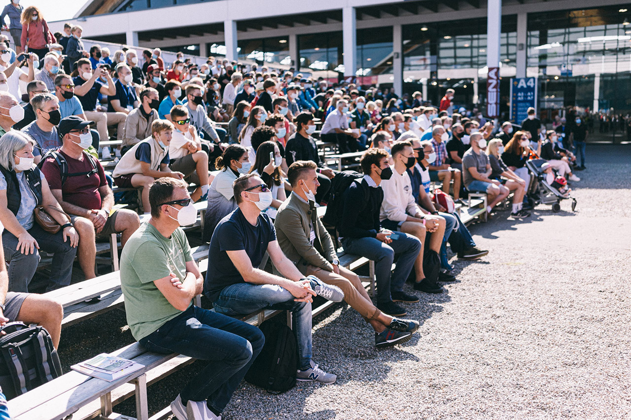 Immer, wenn die Jungs die Rampe betraten, füllte sich die Tribüne schlagartig bis zum letzten Platz. Vielen Dank für den tollen Support, Friedrichshafen!