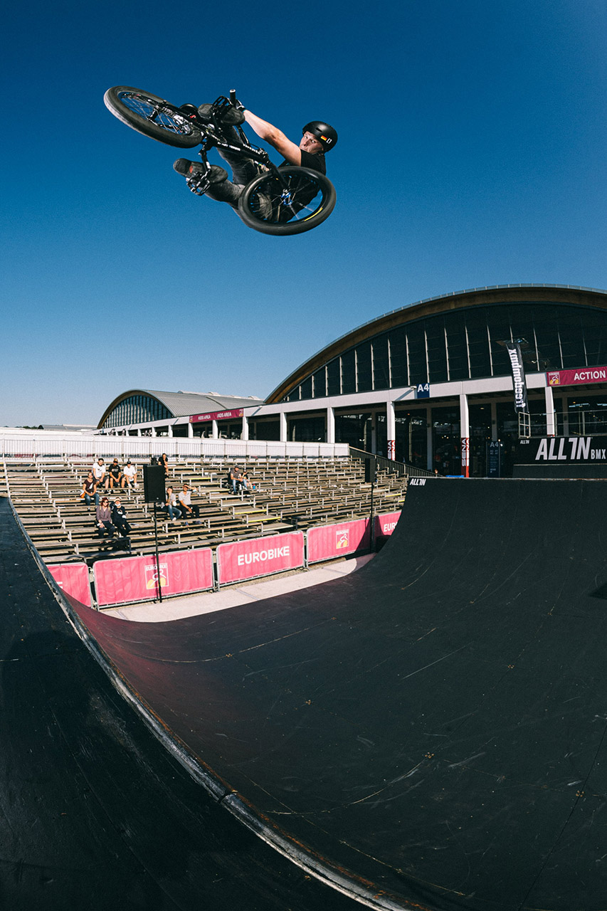 Das Timo Schulze mit seinem Bodybuilderoberkörper Lookbacks so weit rumbekommt, sollte eigentlich nicht möglich sein