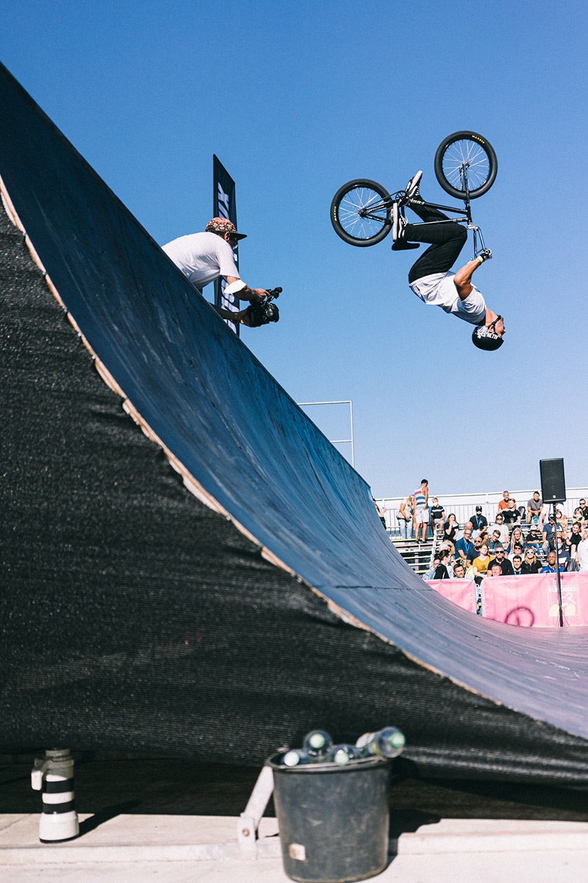 Wenn Tobias Freigang seinen Kopf in den Nacken wirft, gibt es normalerweise wilde Flairs zu sehen. Dass er nach einem Salto auch Fakie landen kann, bewies er in Friedrichshafen. Backflip to Fakie beim Lord of the Lake