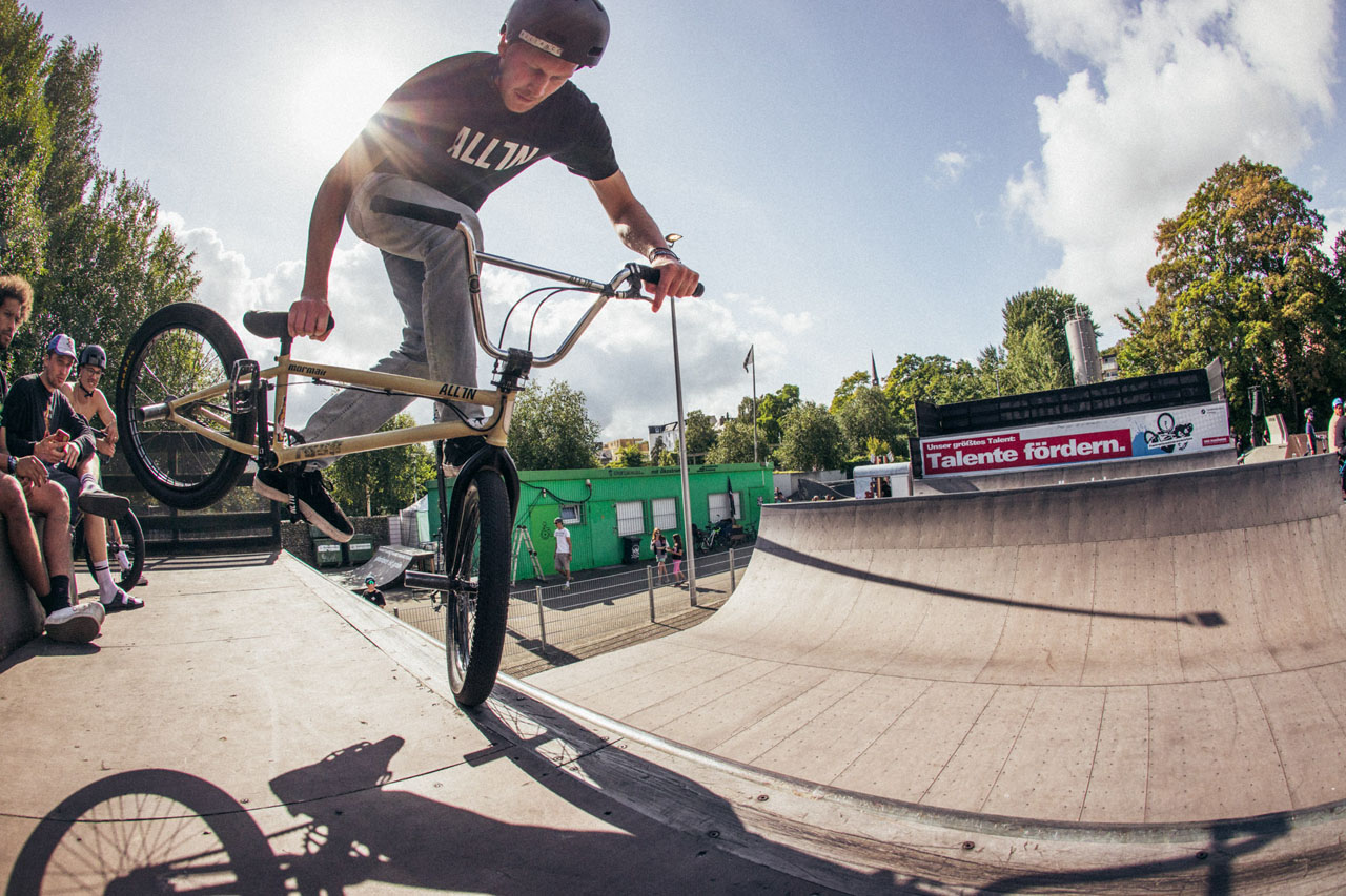 m Sonntag war das Wetter deutlich besser. Arne Knattert bei strahlendem Sonnenschein mit einem Can Jam Seatgrab auf der Minirampe