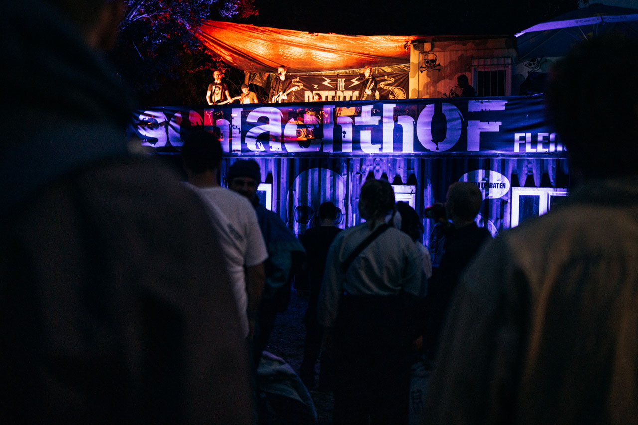 Am Samstagabend gab es noch ein fettes Konzert mit den Detectors auf dem Schlachthof. Hört euch die Jungs mal an und kauft ihr Album!