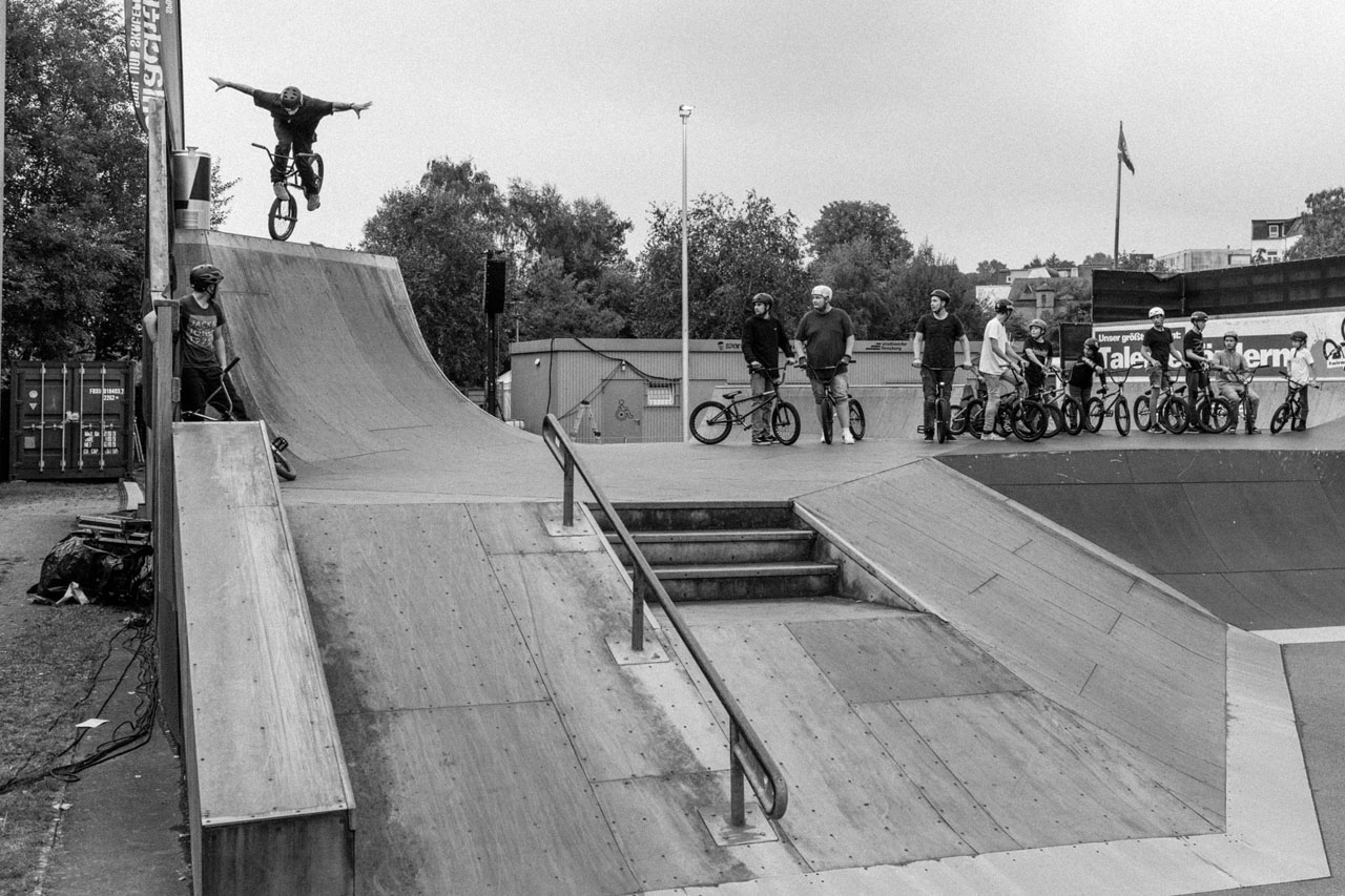 Nochmal Marcel Profitlich, diesmal mit einem Footjam No-Hand auf der höchsten Rampe am Platz