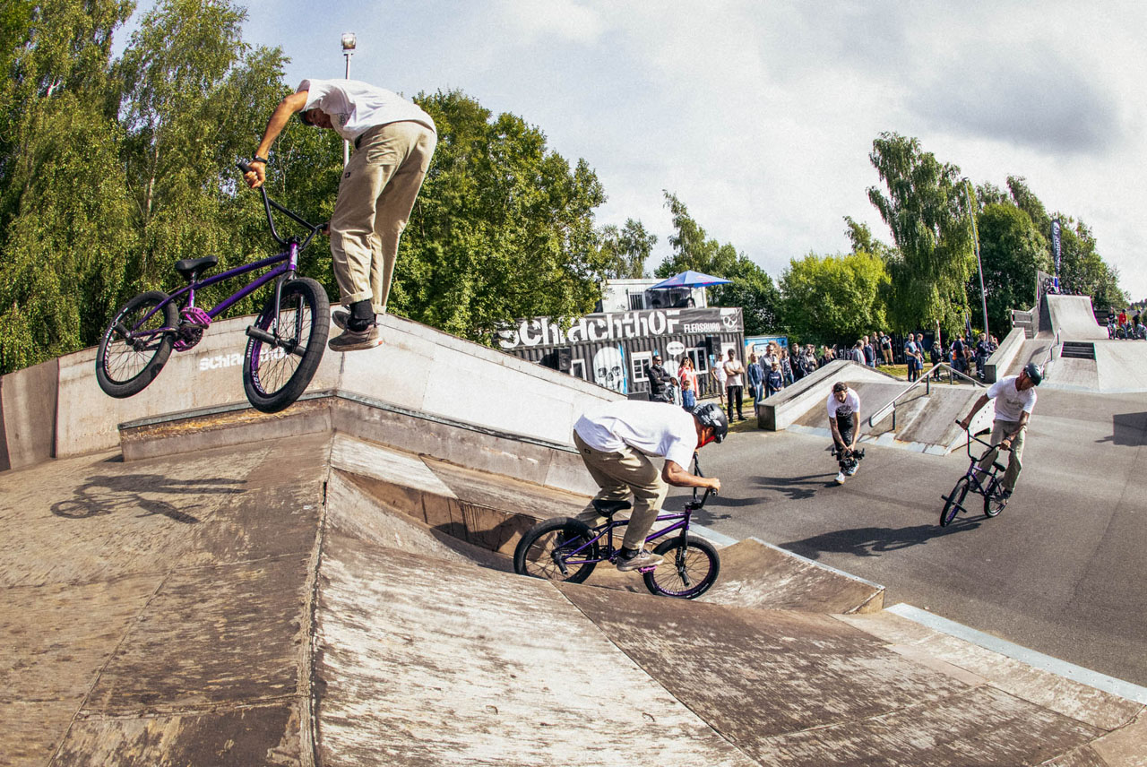 Sikharin Supanmart mit einem 180 to Half Cab Whip die Banane hoch