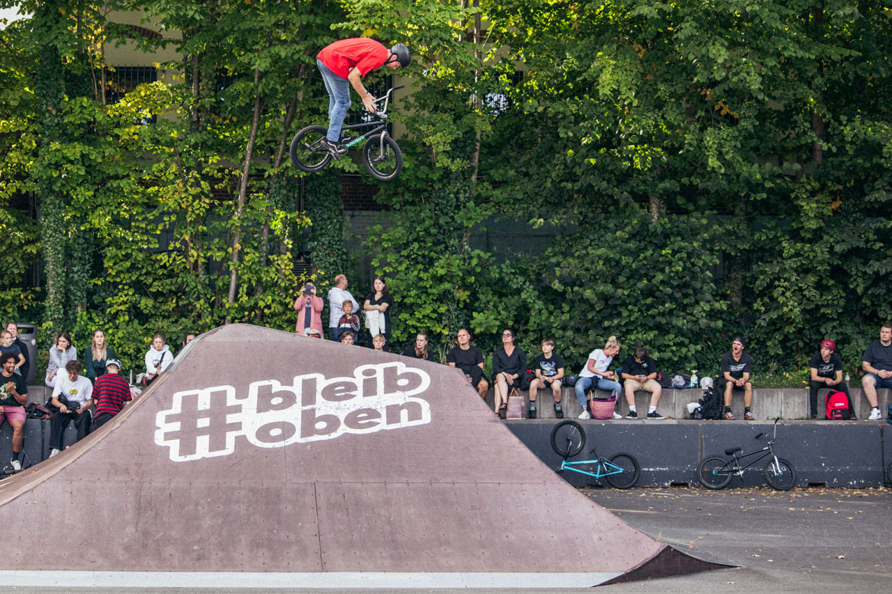 Vincent Unrath mit einem Truckdriver über die Jumpbox