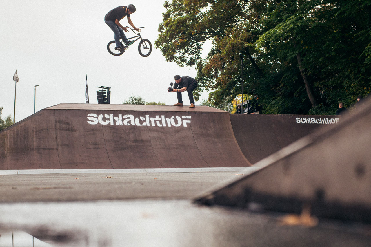Vincent Unrath mit einem Double Truckdriver über die Jumpbox