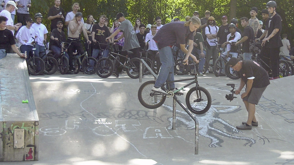 Hier entlang für fünfeinhalb Minuten raw footage vom People