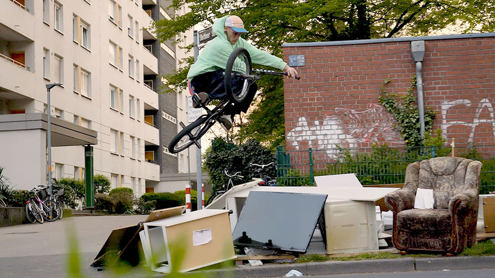 WOW! Jaoa Phuymooltree hat mit "Into The Jungle" sein bisher bestes Video abgeliefert. Action, Spots, Kameraführung, Effekte, Sounddesign, Schnitt – es passt einfach alles. Allein bei der Musikauswahl gab es von unserer Jury leichte Punktabzüge in der B-Note. Kein Problem, die machen die Clips an der Düsseldorf Uni locker wieder weg, welche nicht ohne Grund zu Deutschlands berühmtesten Spots zählt. Keine Frage, der Exil-Thailänder aus Düsseldorf hat mit seinem Beitrag für People