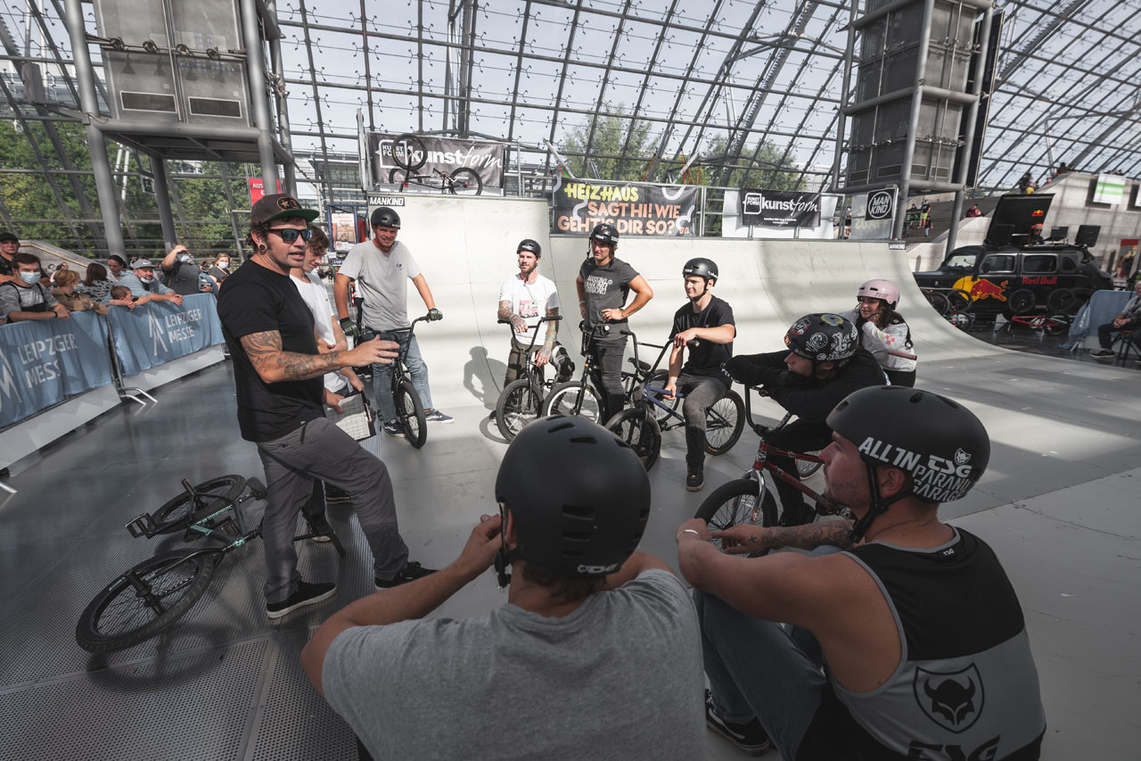 Alle mal aufpassen! Moderator Max Henning erklärt den Fahrerinnen und Fahrer das Format des Contests