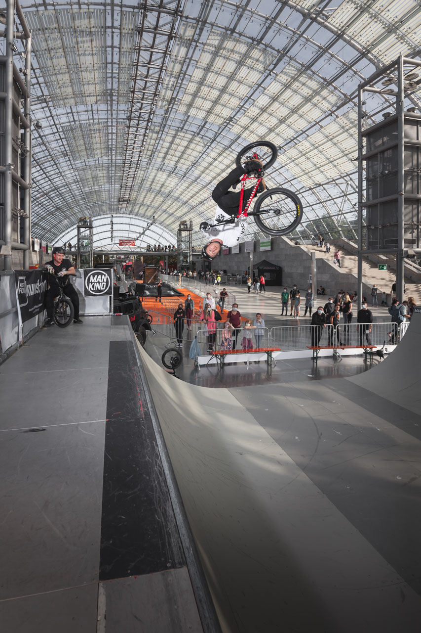 Wenn Julian Bachmann aufs Rad steigt, geht es rund! Flair Tabletop