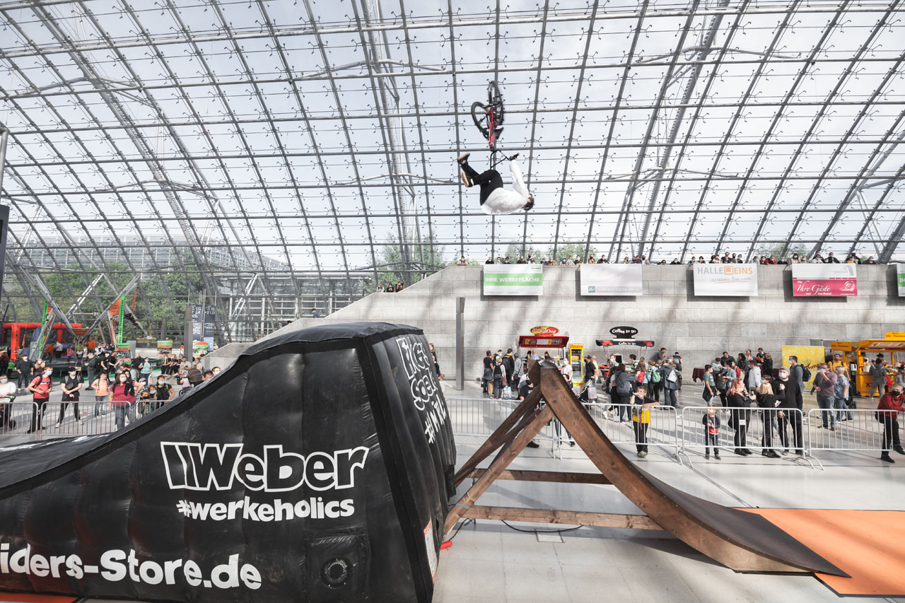 Neben dem BMX-Minirampencontest hatte die MTB-Fraktion einen Luftkissensprung aufgebaut und Julian Bachmannn ließ es sich nicht nehmen, ein paar Stunts darauf zu performen. Flip (Double?) Whip auf locker
