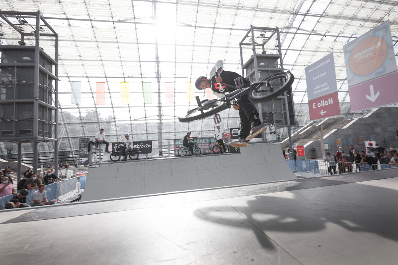 Zu Sikharin Supanmarts Trickrepertoire gehören neuerdings auch 900s! Hier chillt er mit einem Downside Whip