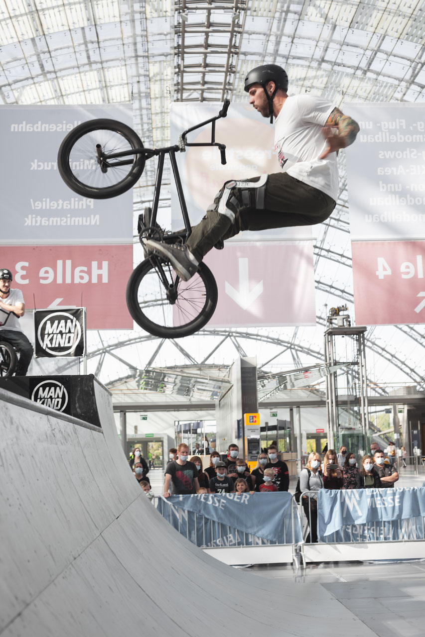 Stephan Götz kann einfach alles fahren – auch mit Knieschiene. Suicide to Fakie von der Naturgewalt aus Regensburg