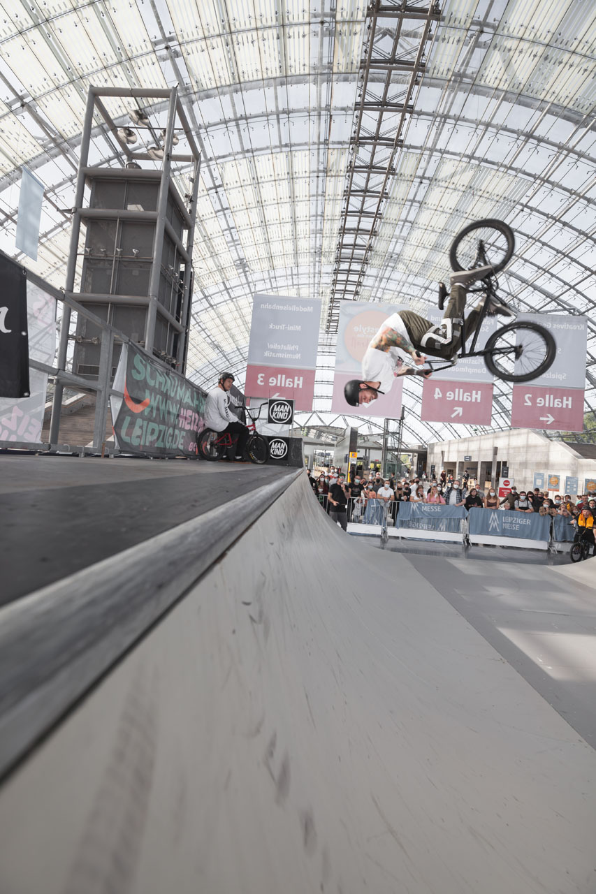 Flairs sieht man ja quasi andauernd auf Contest, aber ein Backflip to Fakie bleibt auch 32 Jahre, nachdem Mat Hoffman diesen Trick zum ersten Mal in Paris gemacht hat, eher eine Seltenheit. Stephan Götz kopfüber am Ende einer Line