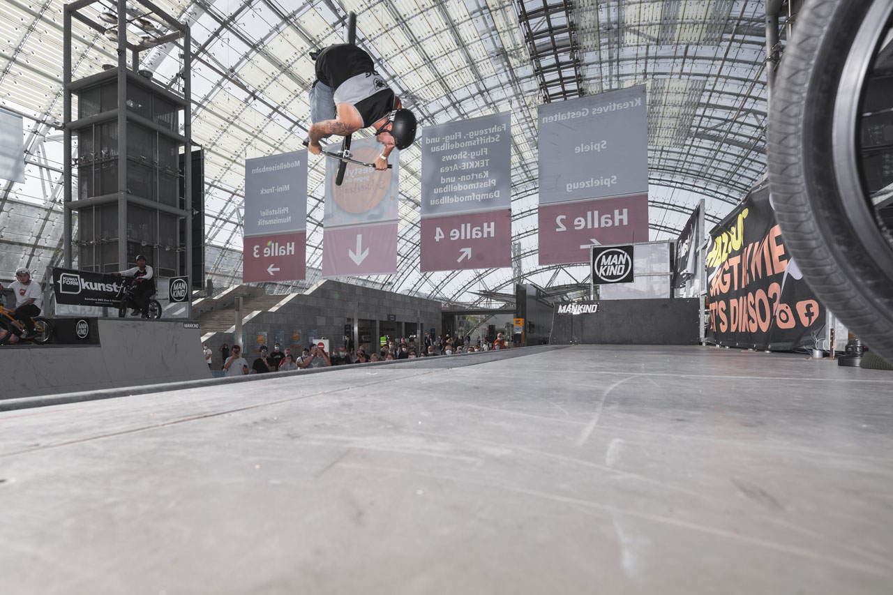 So kennen wir ihn, so lieben wir ihn: Tanktopflair von Tobias Freigang