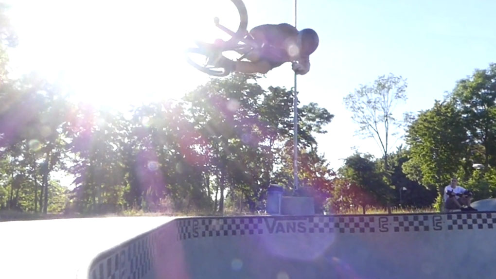 Trotz Tennisarm hat der SIBMX-Fahrer Alessandro Izzo genug gute Clips für ein kleines Video zusammenkratzen können. Check it!