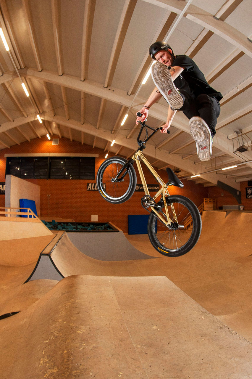 Arne Knattert fühlt sich nicht nur während ellenlangen Liptrickcombos auf seinem Rider wohl