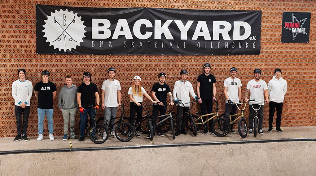 Kurz vor dem Winter hat man bei All In die Gelegenheit ergriffen, fast das gesamte Team in der Skatehalle Oldenburg zu versammeln.