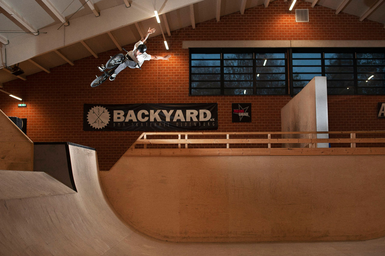 Noch nen Stückchen weiter und Tobias Feigang kugelt sich beide Arme aus