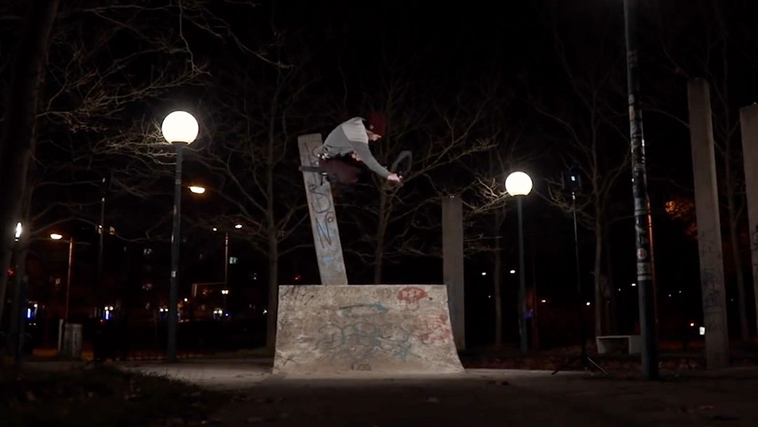 Das "Berlin Night Life"-Video von All Tricks Are Beautiful entstand unter erschwerten Bedingungen – und damit ist nicht nur Corona gemeint!