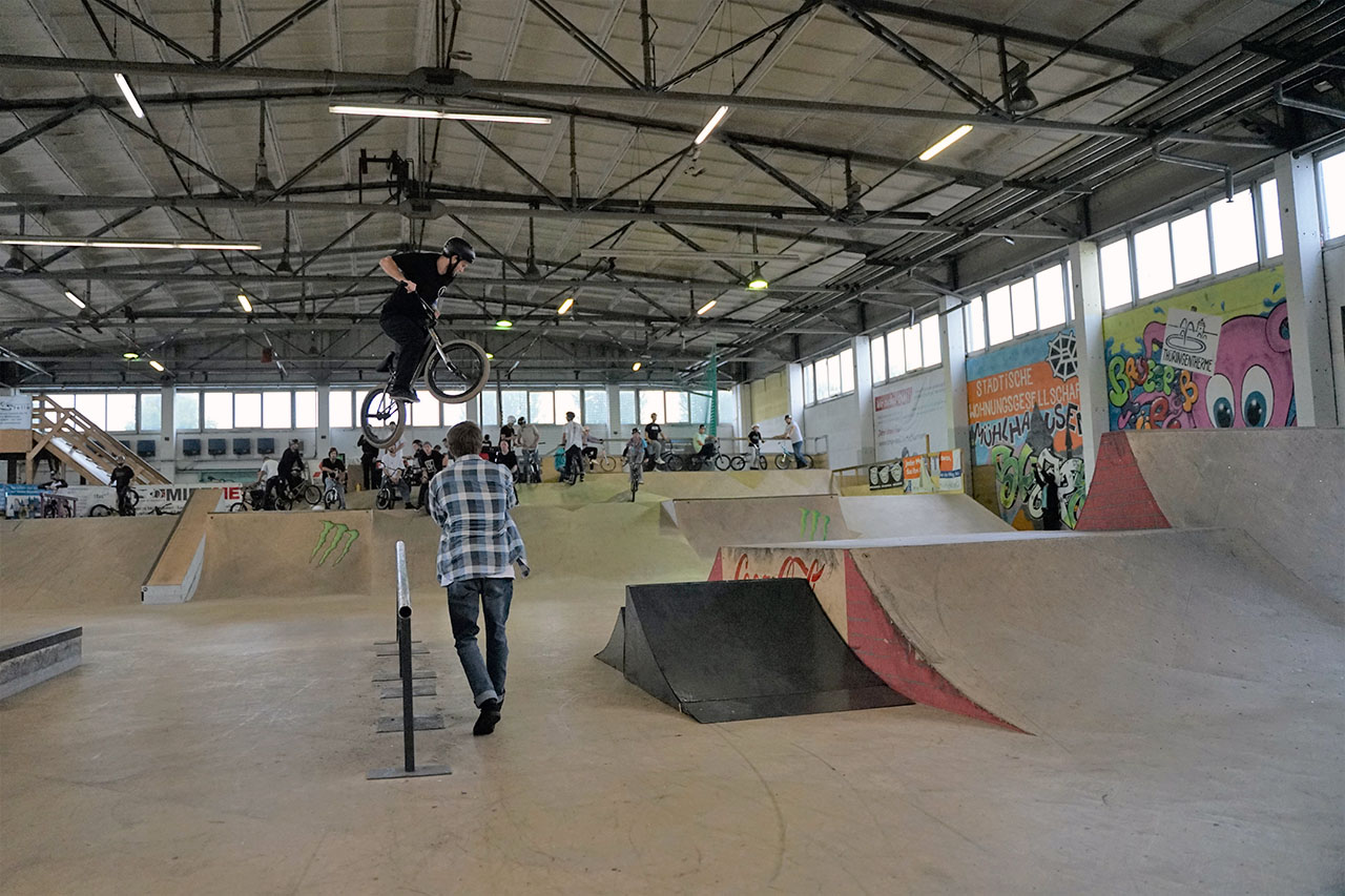 Hier eskaliert der Chef noch selbst! Wenn Johannes Winkelmann nicht gerade mit der Orga beschäftigt war oder ins Megafon brüllte, fand er während des Happy 20" Jams 2021 Zeit, per 360 über das A-Frame-Rail zu gappen