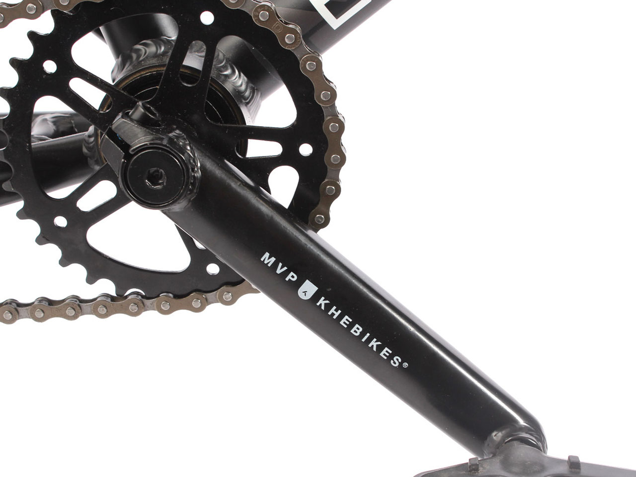 Ab einem gewissen Körpergewicht ist eine dreiteilige Chromolykurbel an einem BMX-Rad unerlässlich! Dies ist spätestens dann erreicht, wenn der oder die Fahrerin auf 20 Zoll umsattelt und folgerichtig ist auch das Barcode mit einer solchen Kurbel ausgestattet