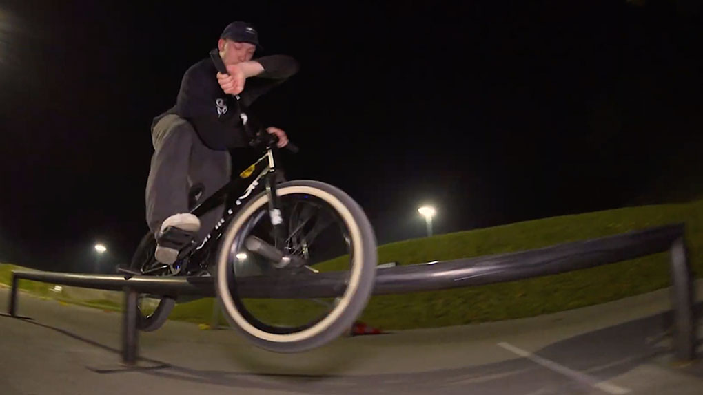 Auf dem Gelände der BMX Union Stuttgart gibt es jetzt einige Rampen und Streetobstacles, die beim Einweihungsjam gründlich durchmassiert wurden.