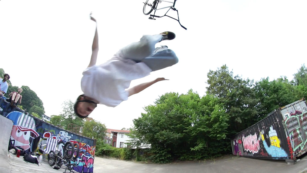 In Folge drei von Heavy Biking Club erwartet euch ein Potpourri feinster Crossradakrobatik aus dem Schlachthof Flensburg.