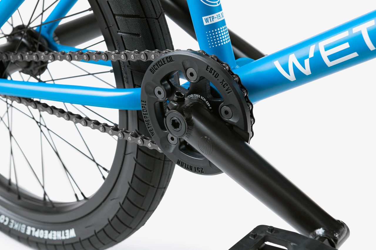 Schutz für die Kette: Das Paragon Sprocket hat einen Grindschutz aus Kunststoff. Das Reason ist aufgrund seines kurzen Hinterbaus außerdem mit einer 160-mm-Kurbel ausgestattet, damit du mit den Fersen nicht an den Pegs hängenbleibst