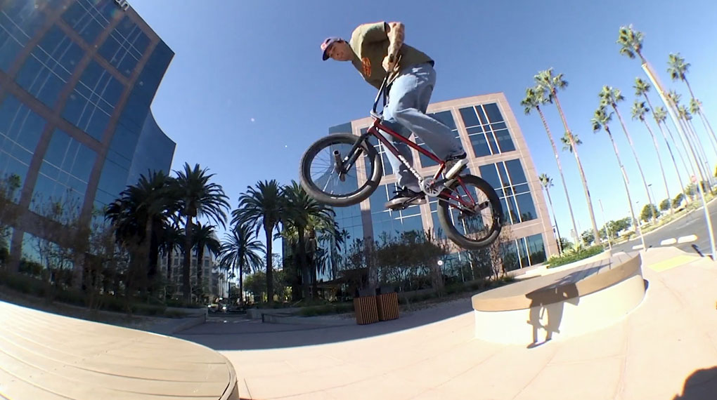 Um die Werbetrommel für sein 2022 Darkwave Authentic Signature Bike von Sunday Bikes zu rühren, haut Broc Raiford ordentlich einen raus!