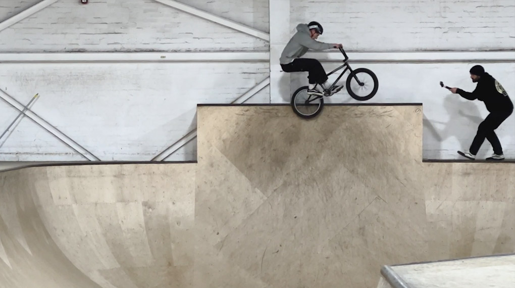 Joe Foley, Stu Chisholm, Antonio Smallwood Guy Scroggie und Tam Roulston zerlegen im Auftrag von BSD den Loading Bay Skatepark.