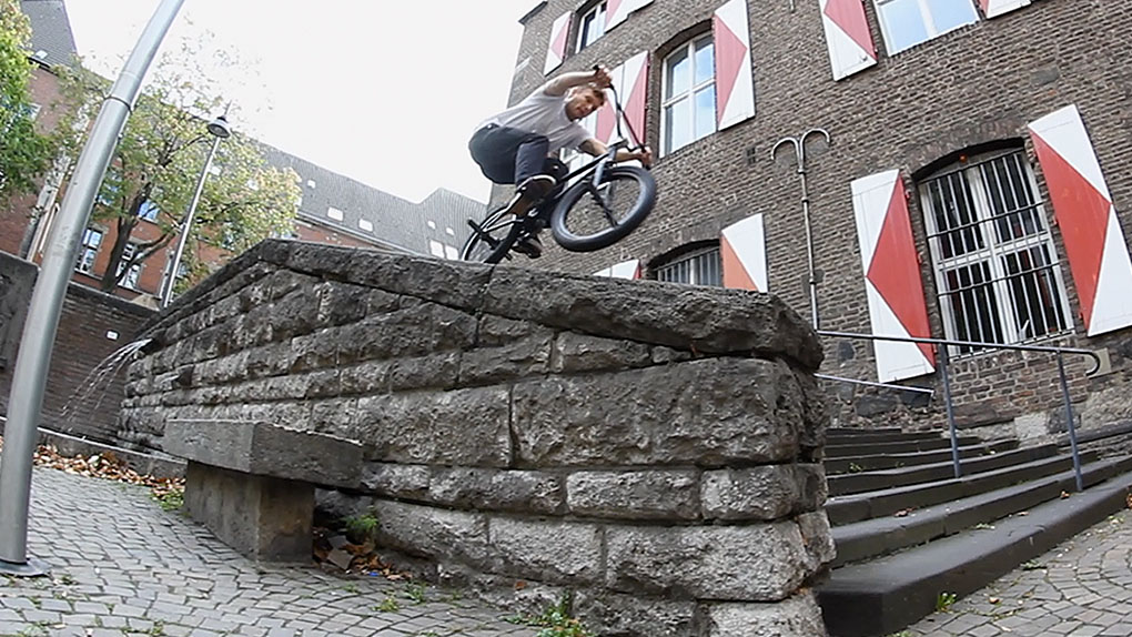 Heiß, heißer, Dima Prykhodko! Der SIBMX-Fahrer hat in der heißesten Woche, die jemals in Köln gemessen wurde, ein feuriges Video gefilmt!