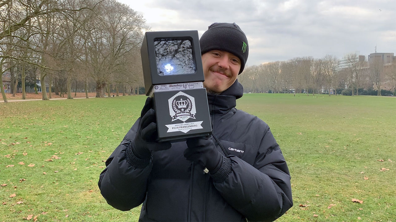 Niemand ist fleißiger als er: Wie bereits im vergangenen Jahr, belegte Felix Prangenberg auch diesmal wieder Platz 1 und (!) 2 in der Kategorie "Video(part) des Jahres". Und als ob das alles nicht schon genug wäre, legte er kurz nach der Awardübergabe noch ein weiteres Knallervideo nach. Unfassbar!