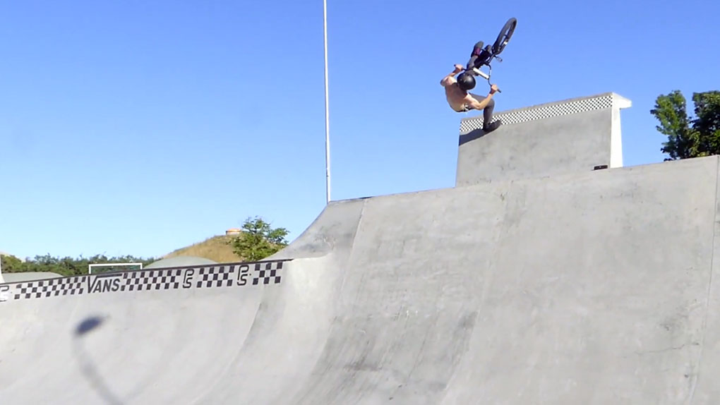 Jan Lemke ist einer der stylischsten Fahrer, die hierzulande derzeit durch den Luftraum segeln. Hier ist sein Welcome-Edit für SIBMX.