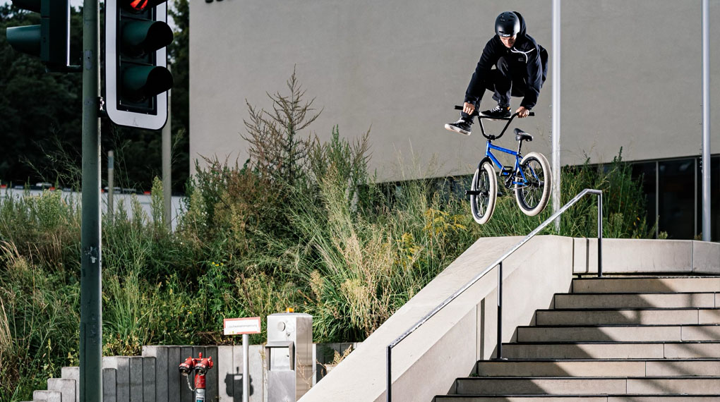 Frohe Weihnachten zusammen und willkommen bei unserem XMAS Online BMX Jam, den wir in Zusammenarbeit mit dem kunstform BMX Shop veranstalten.