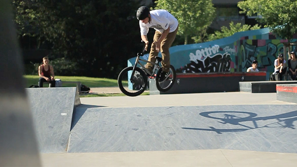 Leon Hoppe war schon immer eine absolute Maschine! Hier ist sein "One Dude One Day"-Edit von 2014, in dem er den Skateplaza Bottrop abreißt.