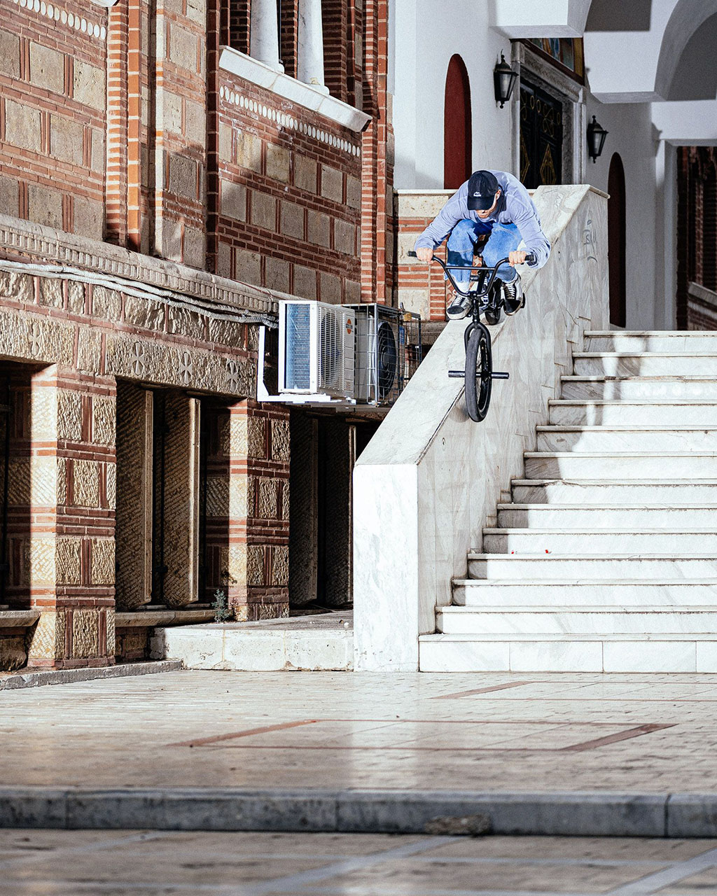 Nachdem er seine Nervosität abgelegt hatte, haute Vangeli auf seinem ersten Federal-Trip unter anderem diesen massiven Smithgrind in Thessaloniki raus; Foto: Merlin Czarnulla
