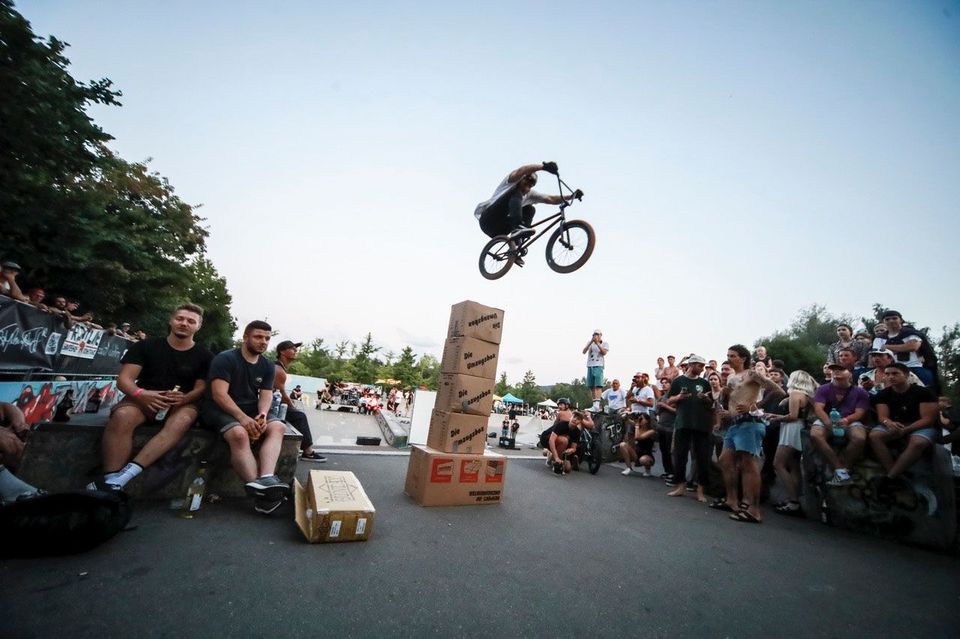 Irrsinn trägt einen Namen: Jump the Karton! Hier haben wir Florian Huber, den Gewinner von 2021, beim Warmspringen über fünf Kartons