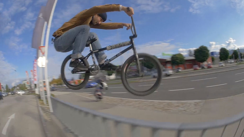 Daniel Juritsch hat sich für "Carinthia" im Auftrag des Spaßes und der einfachen Dinge im Leben die Straßen von Kärnten vorgeknöpft.