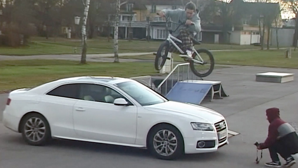 Erik Springer versprüht in Dirtycat 3 mit einem Mix aus wagemutigen, technisch anspruchsvollen und unterhaltsamen Zweiradmanövern gute Laune.