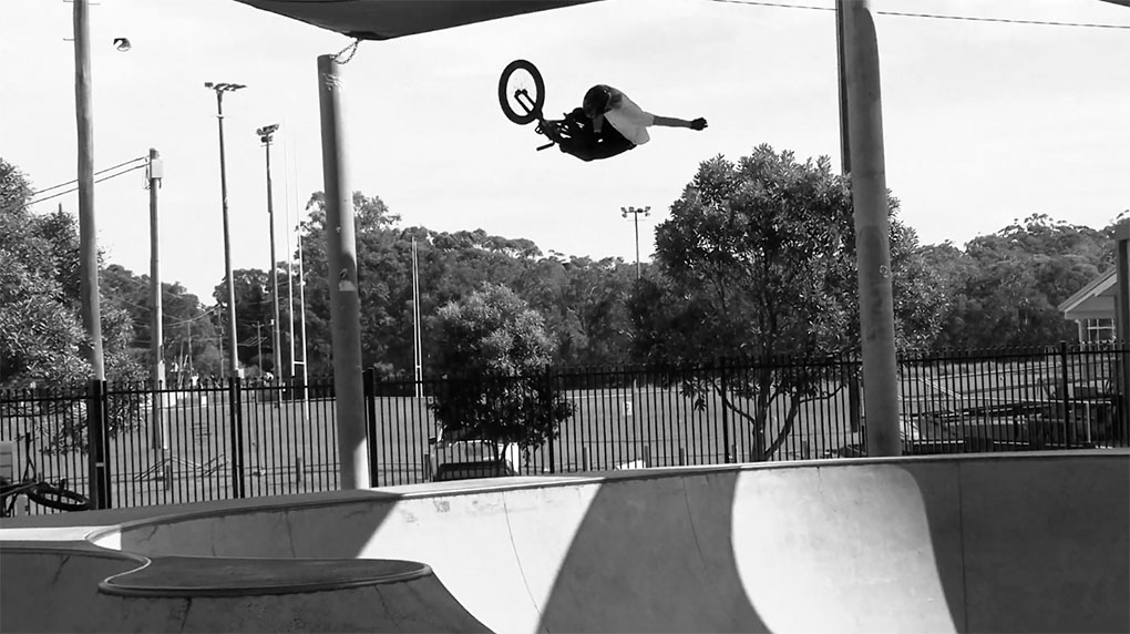 Josh "Dovey" Dove stößt in seinem neuen Video für Flybikes in Höhen vor, bei denen sogar Matt Hoffman schwindelig wird.