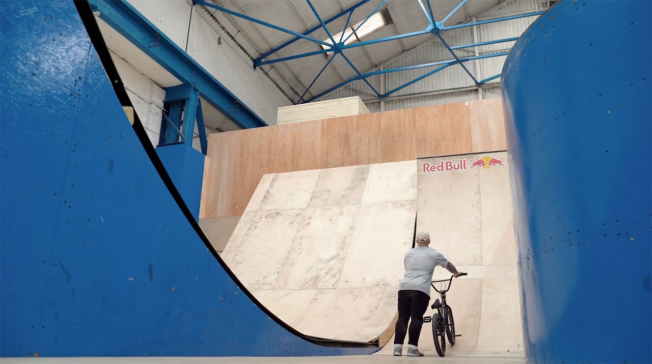 Auch wenn Kieran Double Flairs auch schon auf Quarters gemacht hat, die nur 1,8 m hoch waren, für den Triple Flair musste dann doch ein größeres Geschoß her, das auf Red Bulls Nacken in seinem Localpark dann auch gebaut wurde. Wobei dies die erste Version war, die sich dann nicht als brauchbar erwies. Die zweite Abschussrampe, auf der Kieran den Triple Flair dann tatsächlich auch gestanden hat, war etwas niedriger, dafür aber auch steiler