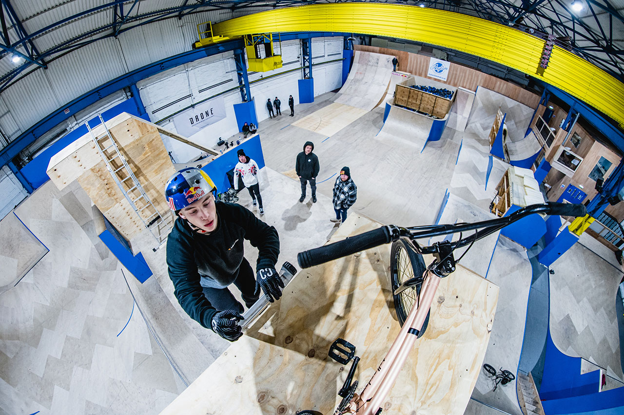 Vogelperspektive auf einen Ort, an dem BMX-Geschichte geschrieben wurde: der Asylum Skatepark in Nottingham (England); Foto: Adam Lievesley / Red Bull Content Pool