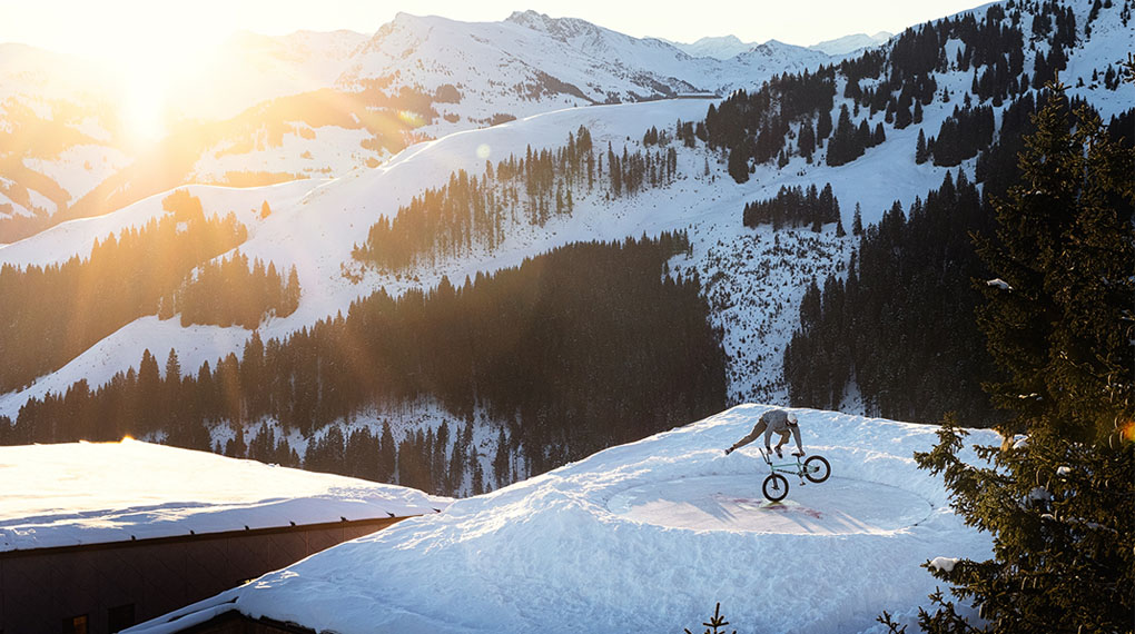 Für sein neues Videoprojekt mit Red Bull zieht Matthias Dandois auf dem Dach der Starthütte des legendären Hahnenkammrennens seine Kreise.