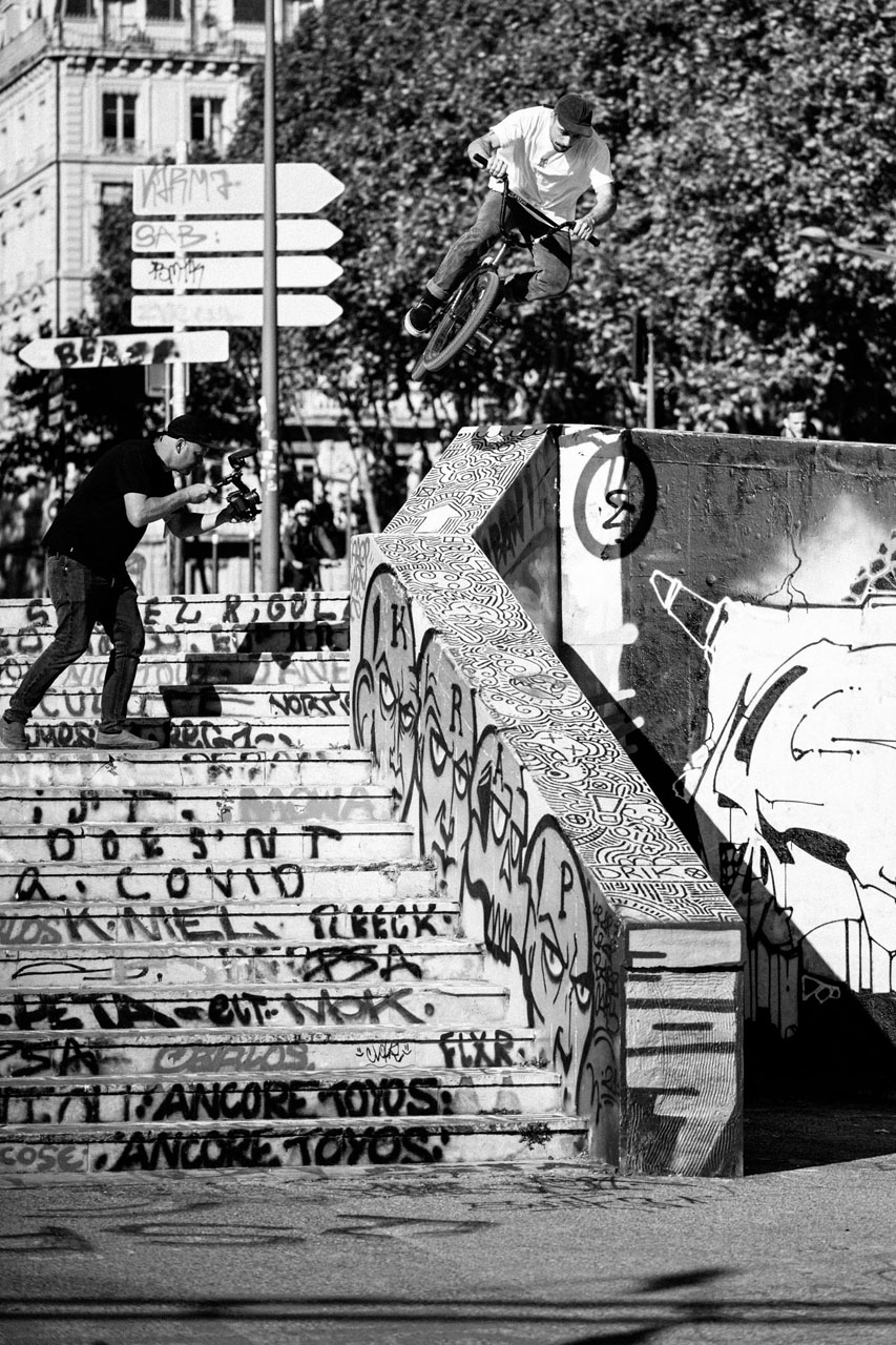 An dem berühmten Gap-to-Ledge-Spot in Lyon einen NBD zu machen, erfordert entweder eine Menge Mut oder einiges an Gehirnschmalz. Fabian Bader verfügt zum Glück über beides. Fastplant to Ledge Ride