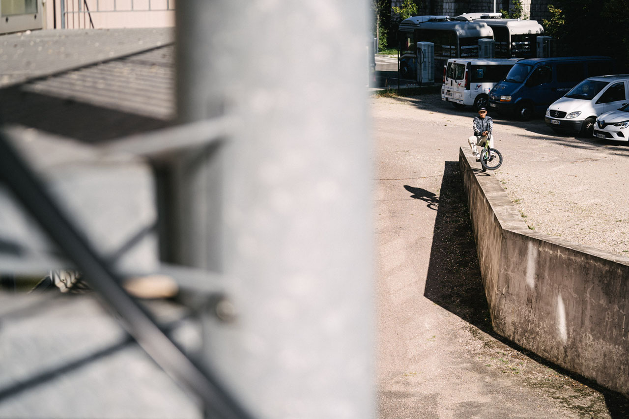 Wenn Jaoa Phuymooltree nicht gerade die gesamte (!) Mannschaft in Frankreich bekochte, ließ er sich zu dem ein oder anderen amtlichen Zweiradstunt hinreißen. Tbog Manny to Drop in Dijon